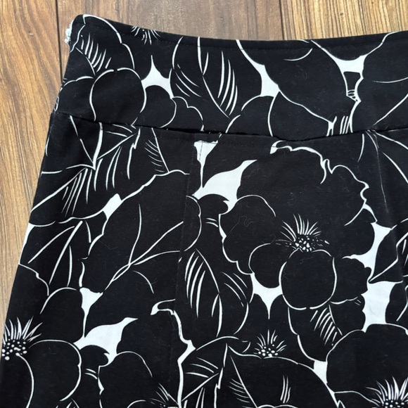 Womens Black and White Tropical Floral Skort - Picture 8 of 10